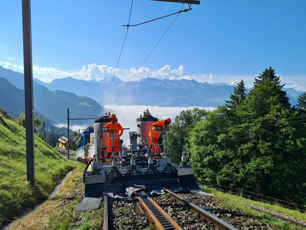 KECKEX Flächenreinigung ohne Chemie auf Bahngleisen in den Alpen.